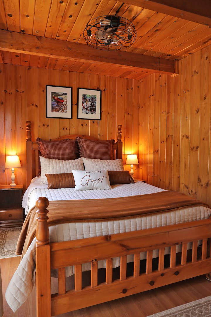 Privatus miegamasis su spinta ir nauju prabangiu vaiduoklių lovos vėsinančiu čiužiniu bei visa nauja patalyne ir pagalvėmis jūsų patogumui!  Šis kambarys atsiveria į erdvią terasą, sūkurinę vonią ir užtemdančias užuolaidas. 