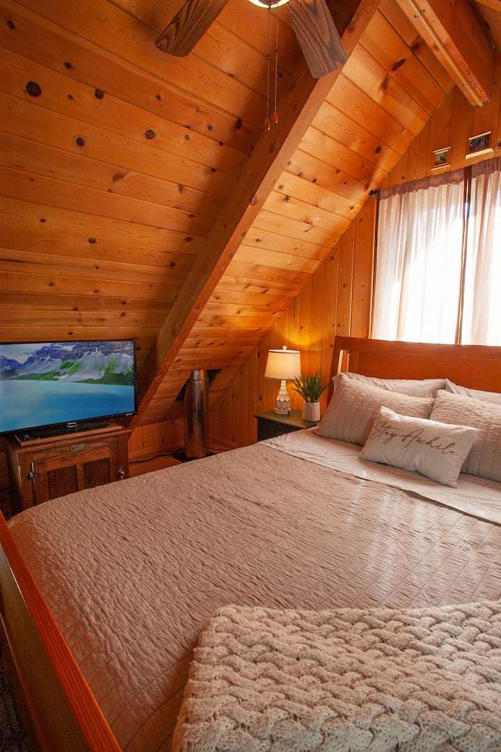 Viršutiniame karalienės miegamajame taip pat yra išmanusis Roku televizorius, o dabar ant langų yra užtemdytos žaliuzės.  