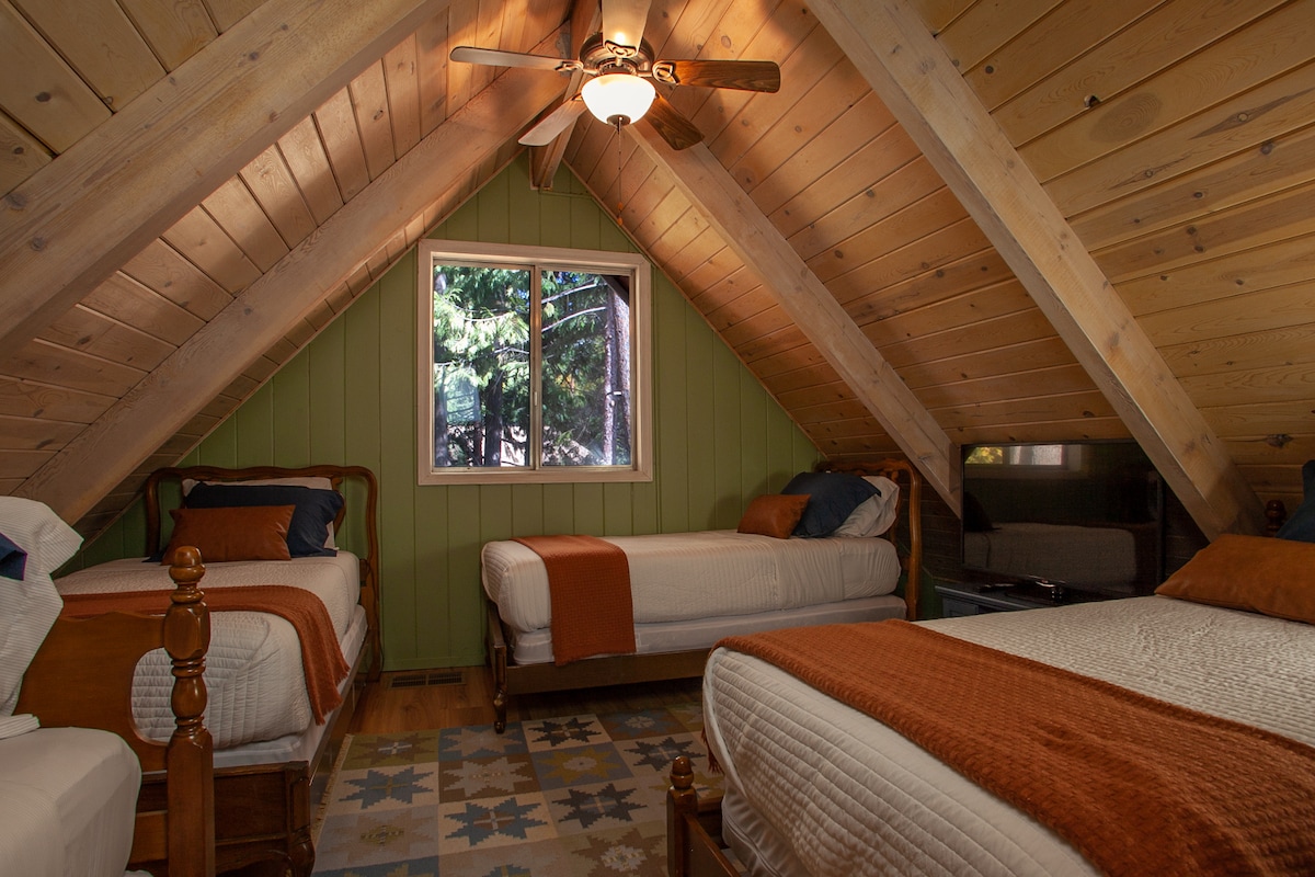 Chumba cha kulala cha Loft kilicho na vitanda vinne pacha na Televisheni mahiri ya inchi 42 iliyo na kicheza DVD na koni ya mchezo wa zamani kwa ajili ya kutazama sinema au michezo ya kubahatisha. Viti viwili vikubwa vya mifuko ya maharagwe hufanya tukio hili la roshani liwe la kufurahisha sana. 