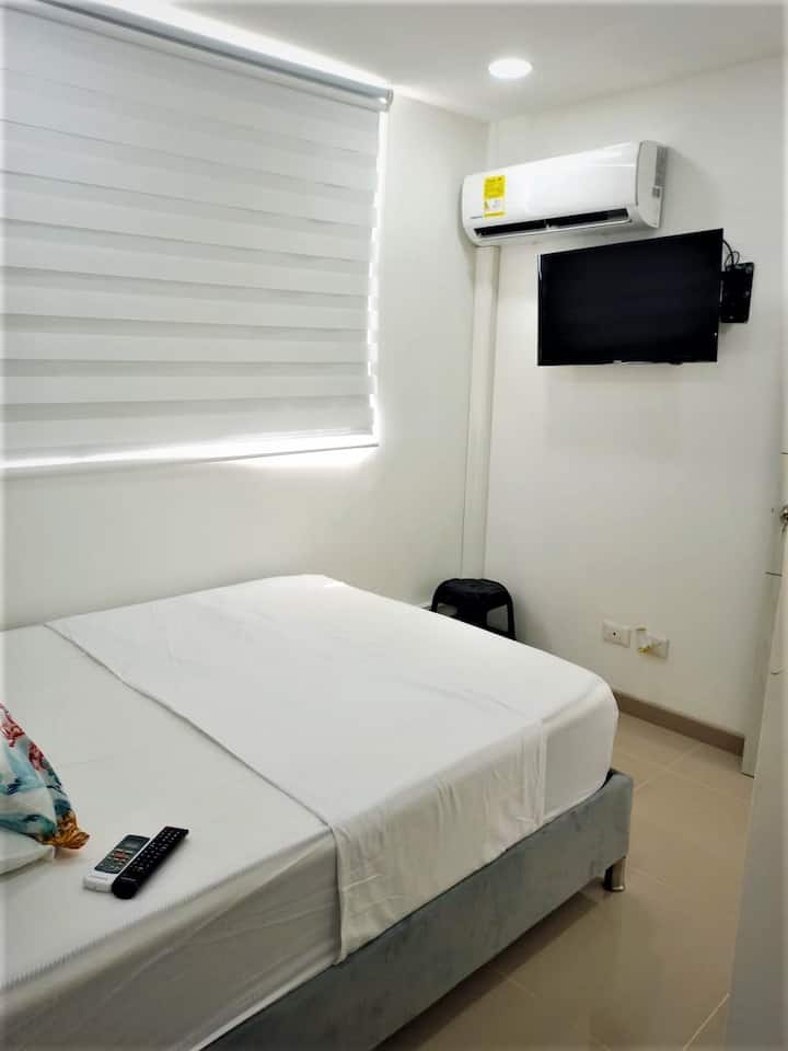 Izba s manželskou posteľou a klimatizáciou