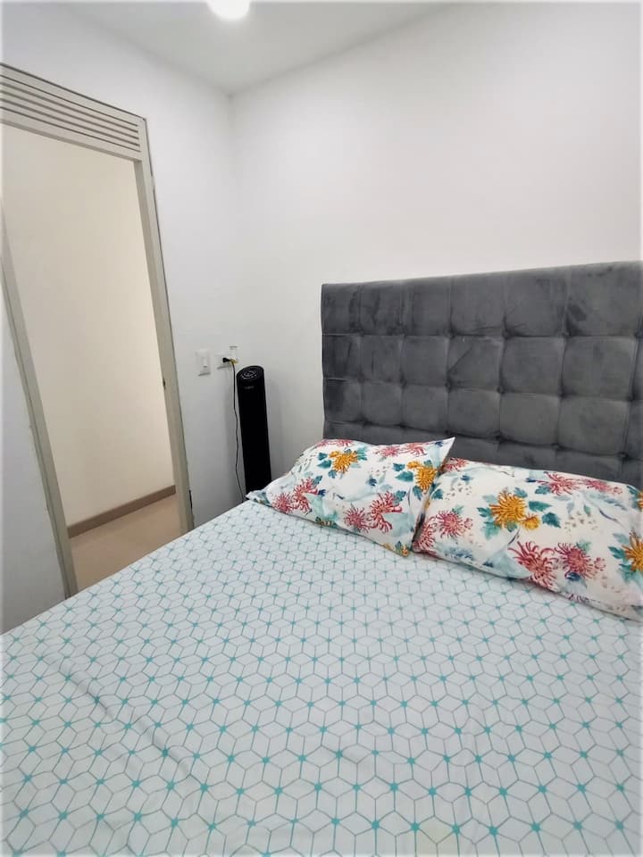 Sekundárna izba s manželskou posteľou a ventilátorom