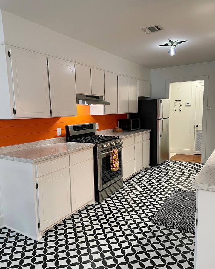 Retro Retreat: fun, funky, & clean place to stay!