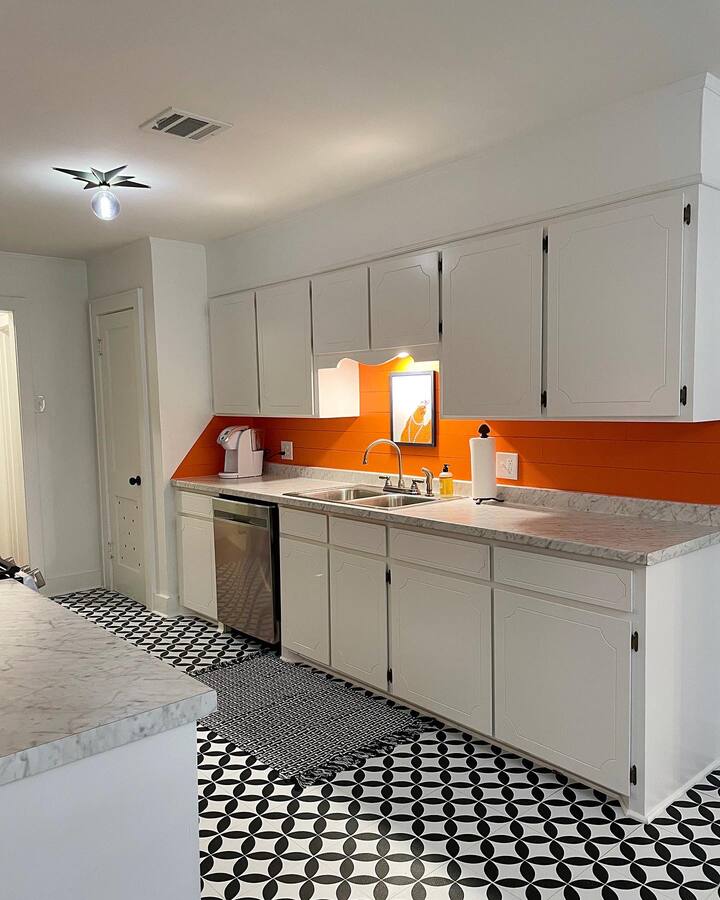 Retro Retreat: fun, funky, & clean place to stay!