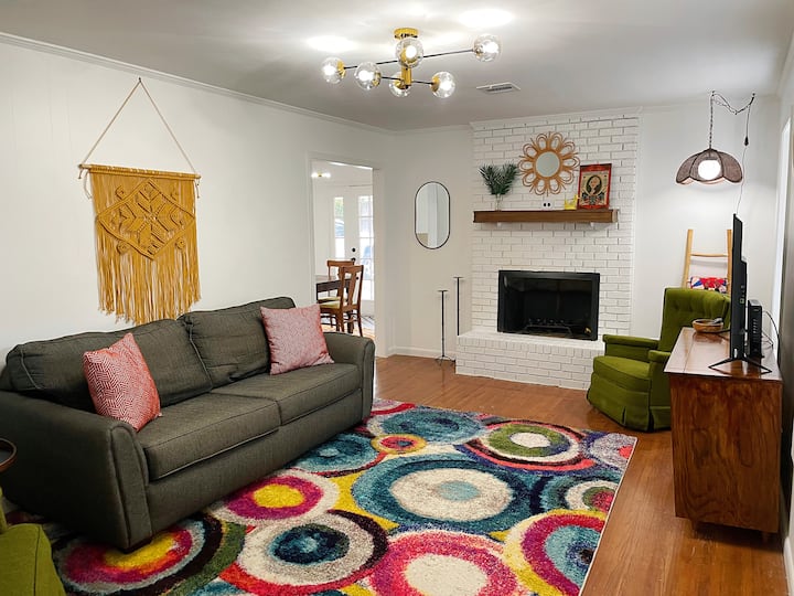 Retro Retreat: fun, funky, & clean place to stay!