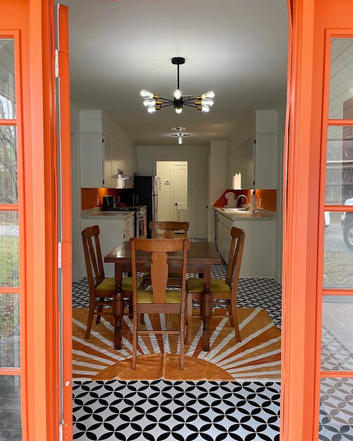 Retro Retreat: fun, funky, & clean place to stay!