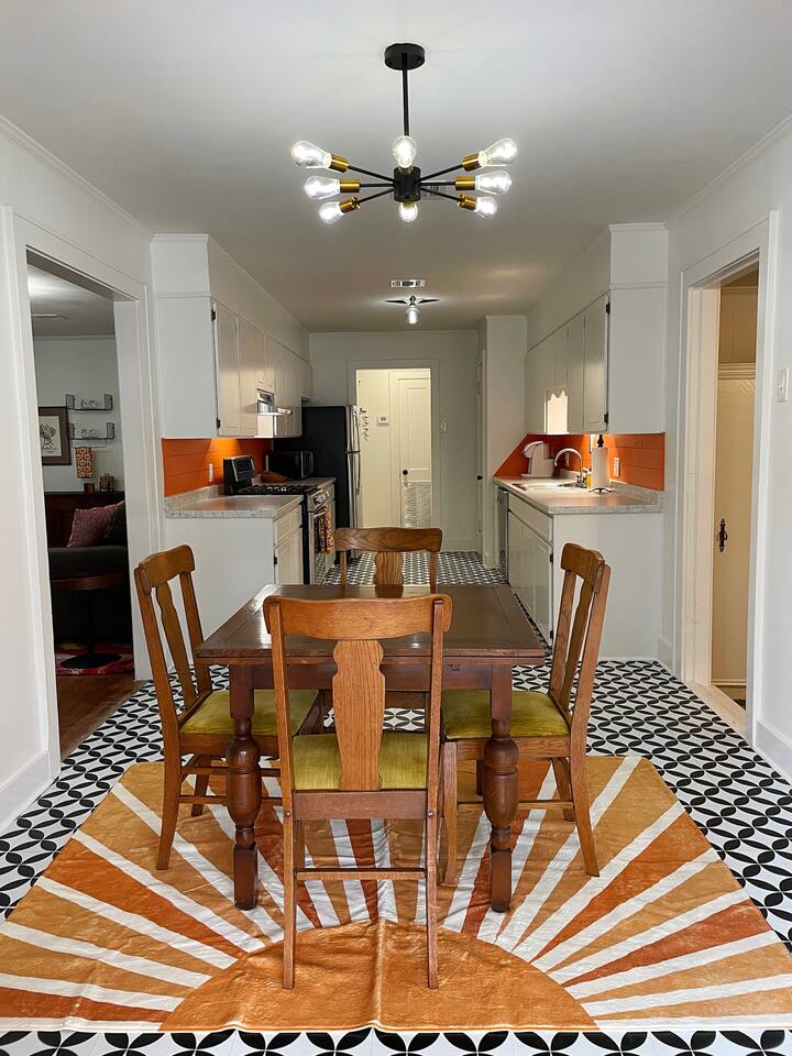 Retro Retreat: fun, funky, & clean place to stay!