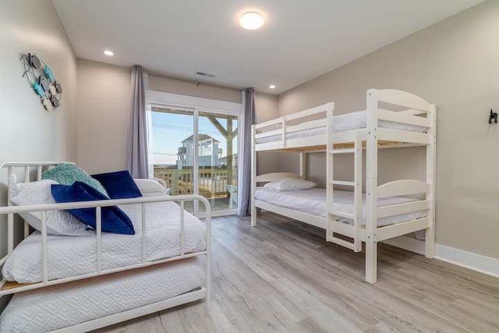 По - малките деца ще харесат това двуетажно и двойно легло на брега на океана с трапезария, която има плъзгач към втората палуба.