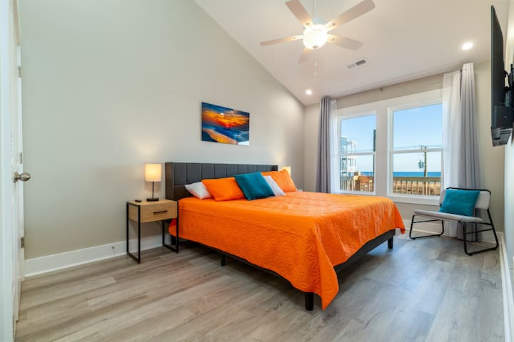 Капитанът на 3 - тия етаж включва двойно легло, баня и тоалетна, 50 - инчов телевизор, голям килер и красива гледка към океана. 