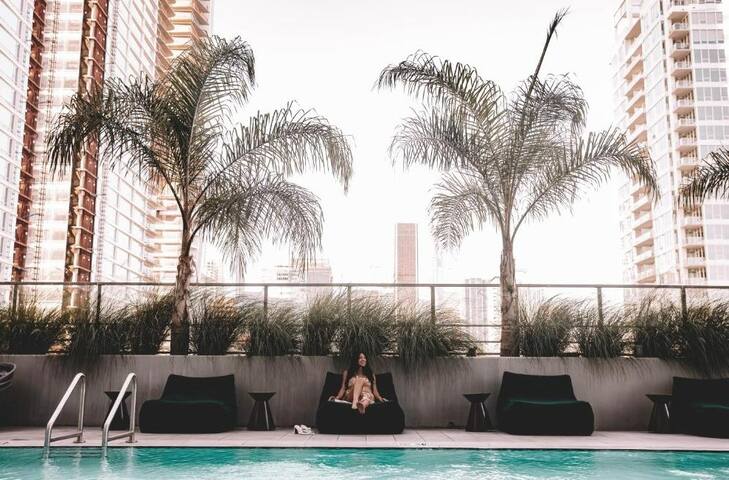 Level South Olive – Two Bedroom Sky Suite gallery image 3