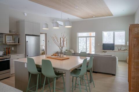Natural Habitat Guesthouse with hot tub and sauna