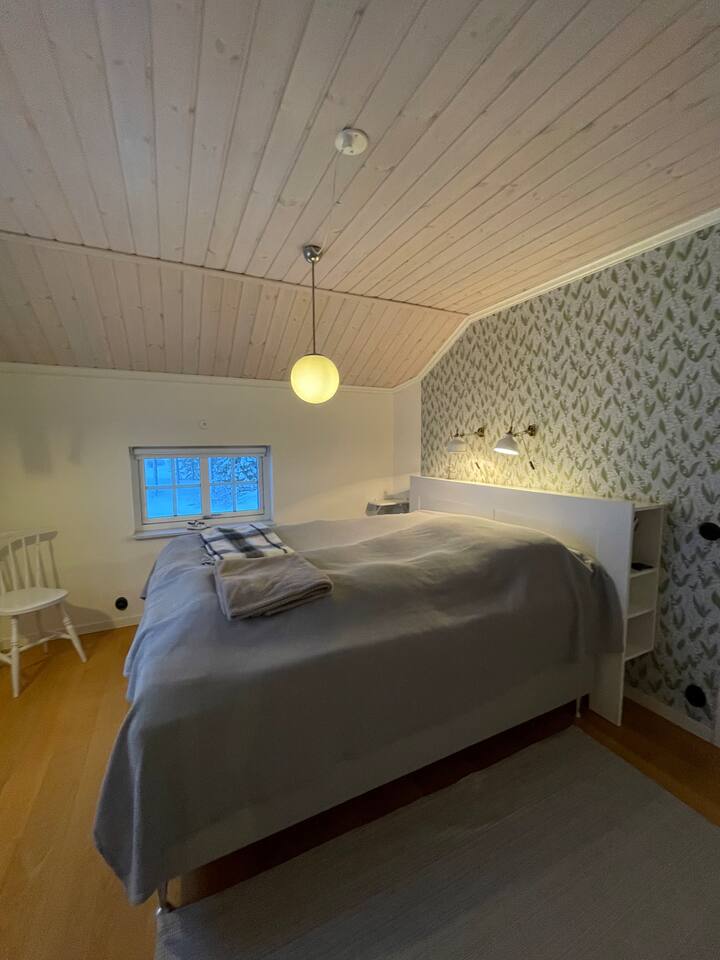 Chambre 2, étage supérieur. Lit double. 