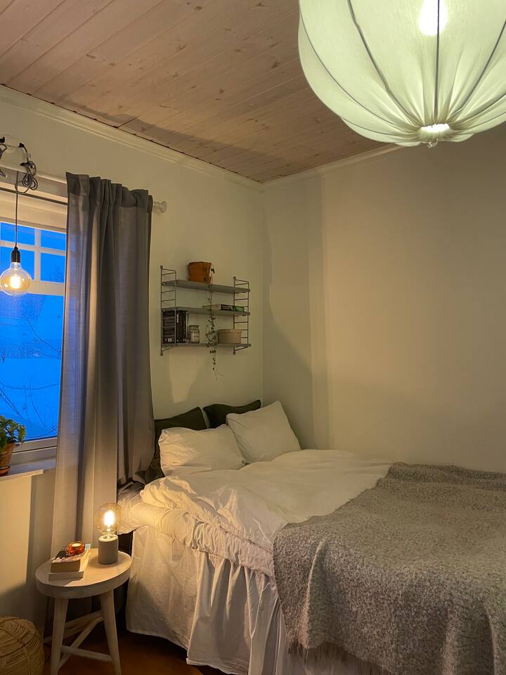 Chambre 1 à l'étage du bas, avec lit de 120 cm