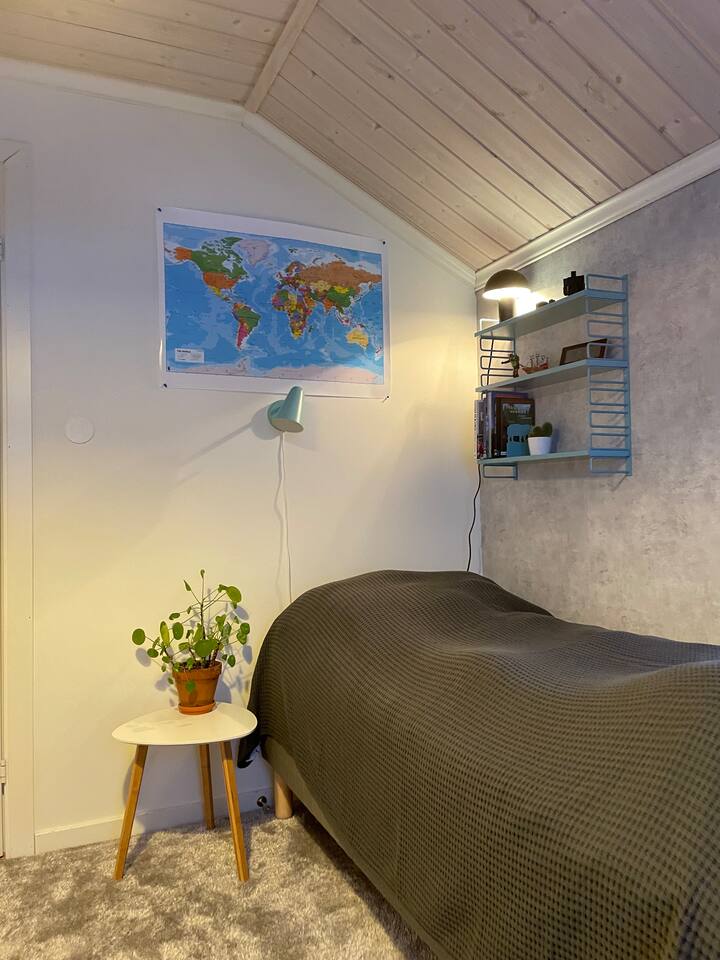 Chambre 4, étage supérieur. Lit de 90 cm. 