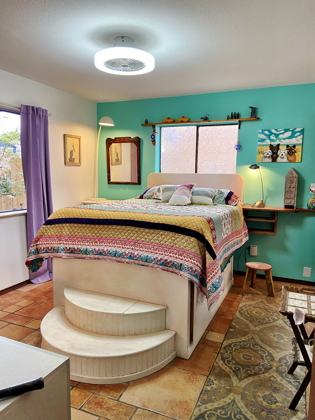 Dirisha la chumba cha kulala linaangalia baraza la baraza. Filamu ya faragha kwenye dirisha la magharibi inatupa upinde wa mvua karibu na chumba alasiri