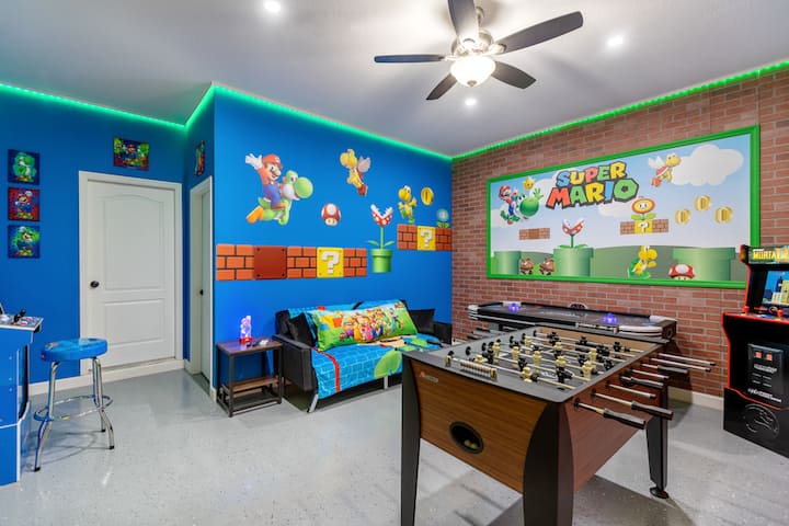 Argëtim në Mbretërinë e Kërpudhave: muret e kobaltit shfaqin muralet e Super Marios dhe miqve, zbukurimi i gjelbër LED ndriçon tavanin, ndërsa dollapët me foosball dhe retro arcade presin aventura të pafundme pranë një karakteri të rehatshëm!                   