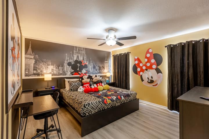 Zhytu në këtë vendpushim elegant të Disney: një murale panoramike e kështjellës krijon një skenë librash me histori, të plotësuar me mure të guximshme polka-dot dhe një krevat modern të zi në krye me Mickey & Minnie prej pelushi. Perdet e errëta dhe ndriçimi i ambientit plotësojnë atmosferën e magjepsur.      