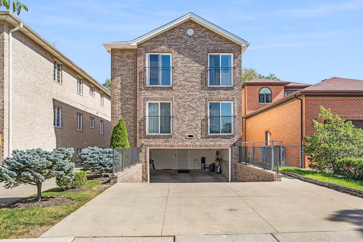 Luxe King Beds-Private Gym-Huge Backyard-Crib