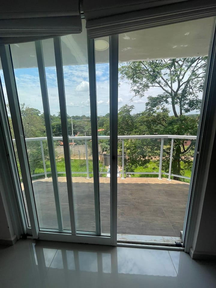 Pohľad z vnútra izby 1 na balkón.