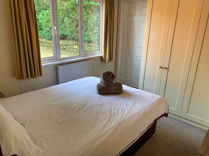 Hlavná spálňa s vlastnou sprchovacou izbou, vstavanými šatníkmi a bezplatným televízorom