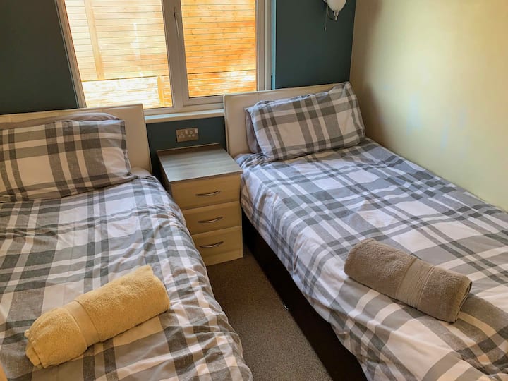 Spálňa 3 s dvoma priestrannými jednolôžkami a šatníkom