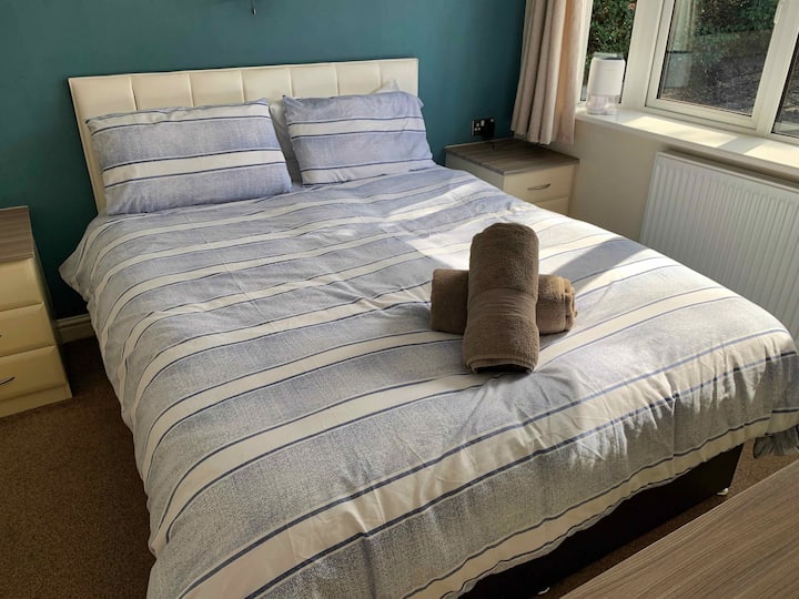 Spálňa 2 s manželskou posteľou veľkosti Queen a priestorom na cestovnú postieľku. Vstavaný šatník a televízor s bezplatným výhľadom.