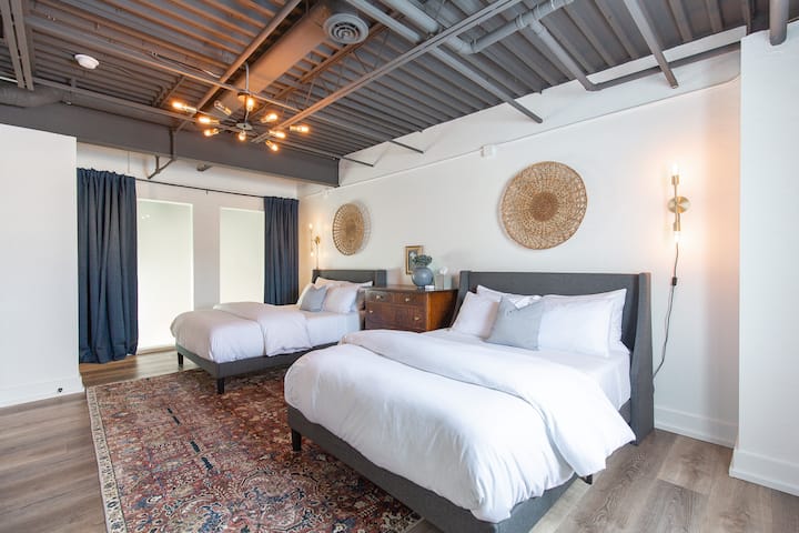 Спалня с две двойни легла