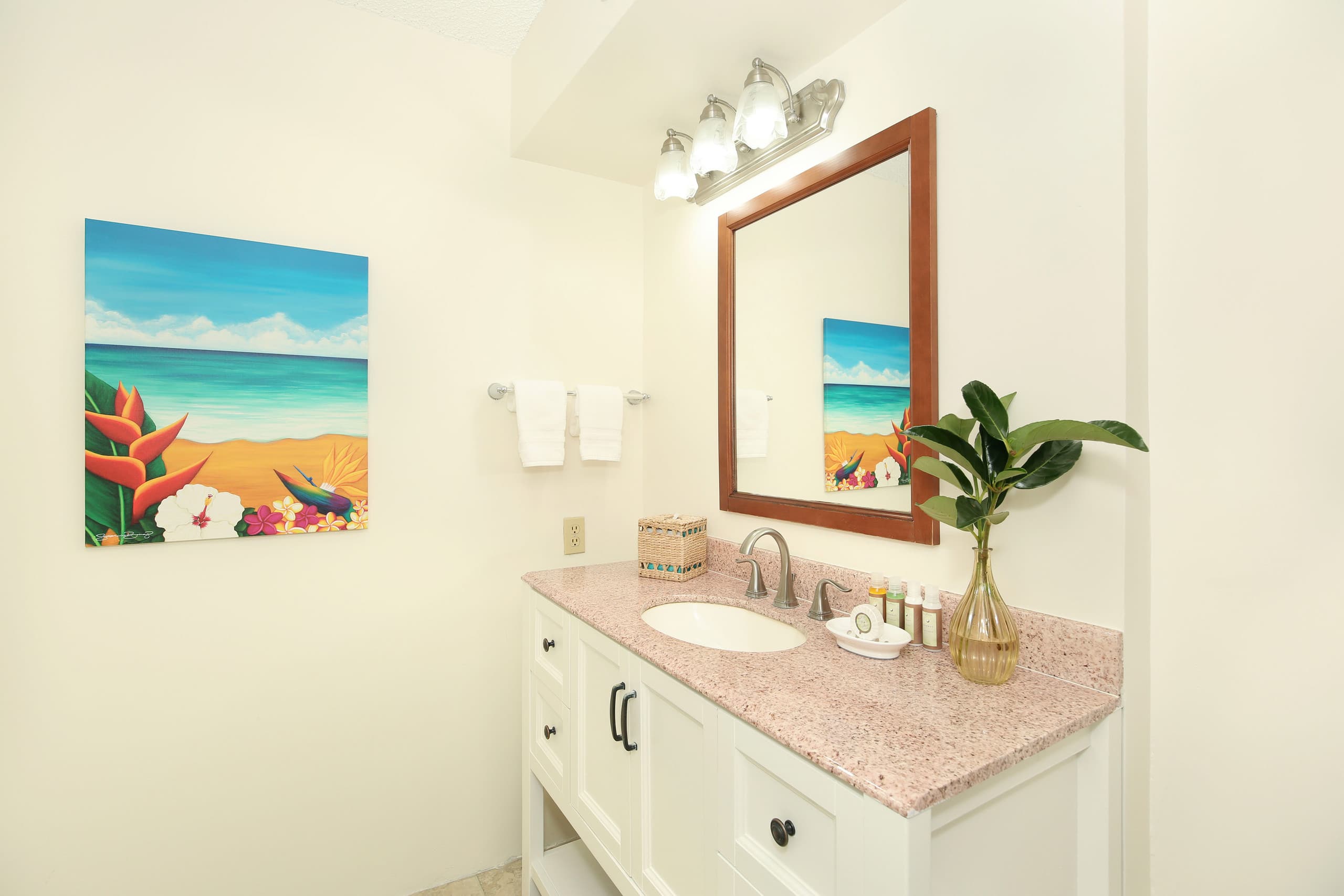 Condo in Honolulu · ★4.79 · 1 bedroom · 2 beds · 1 private bath - Image 14