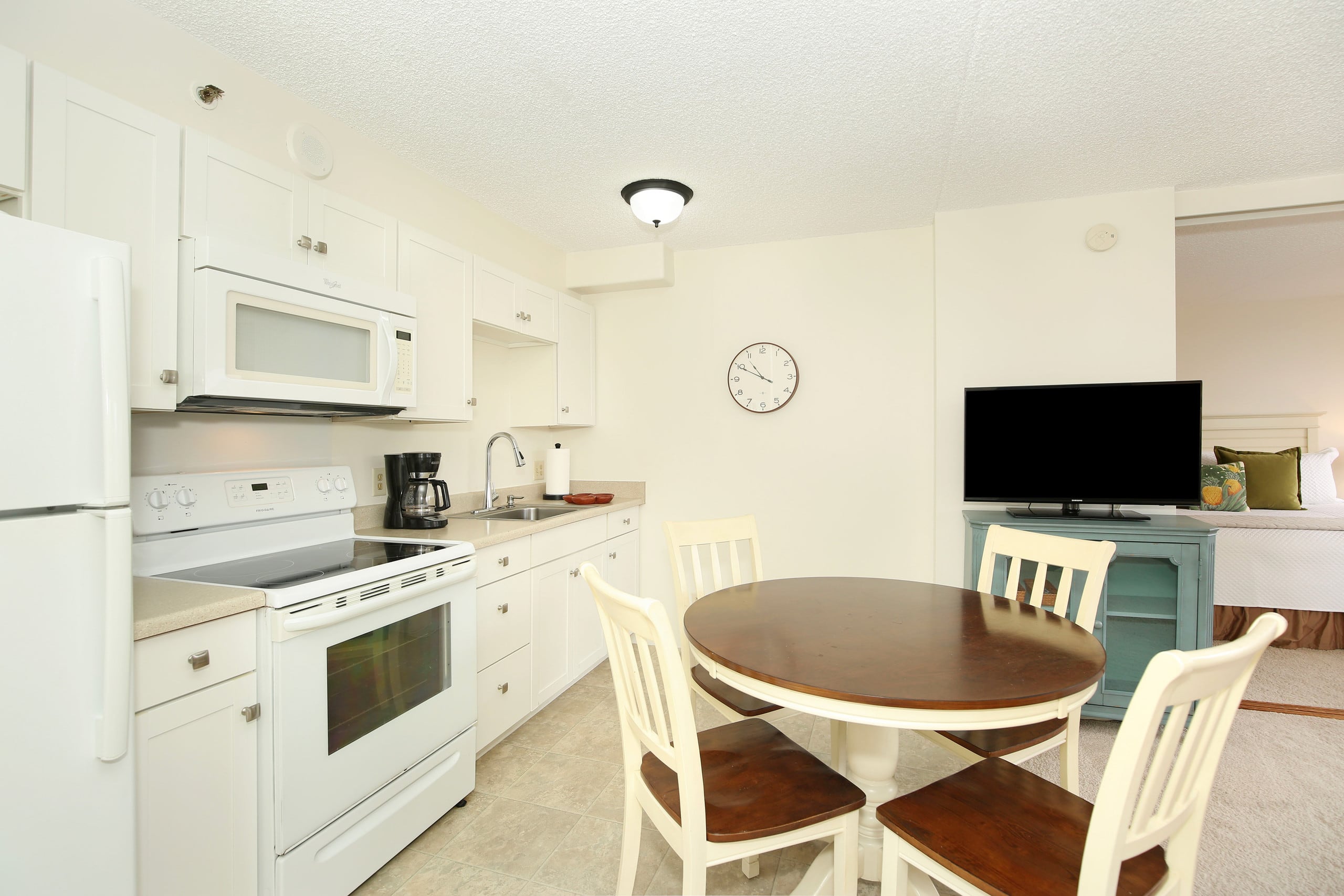 Condo in Honolulu · ★4.79 · 1 bedroom · 2 beds · 1 private bath - Image 10