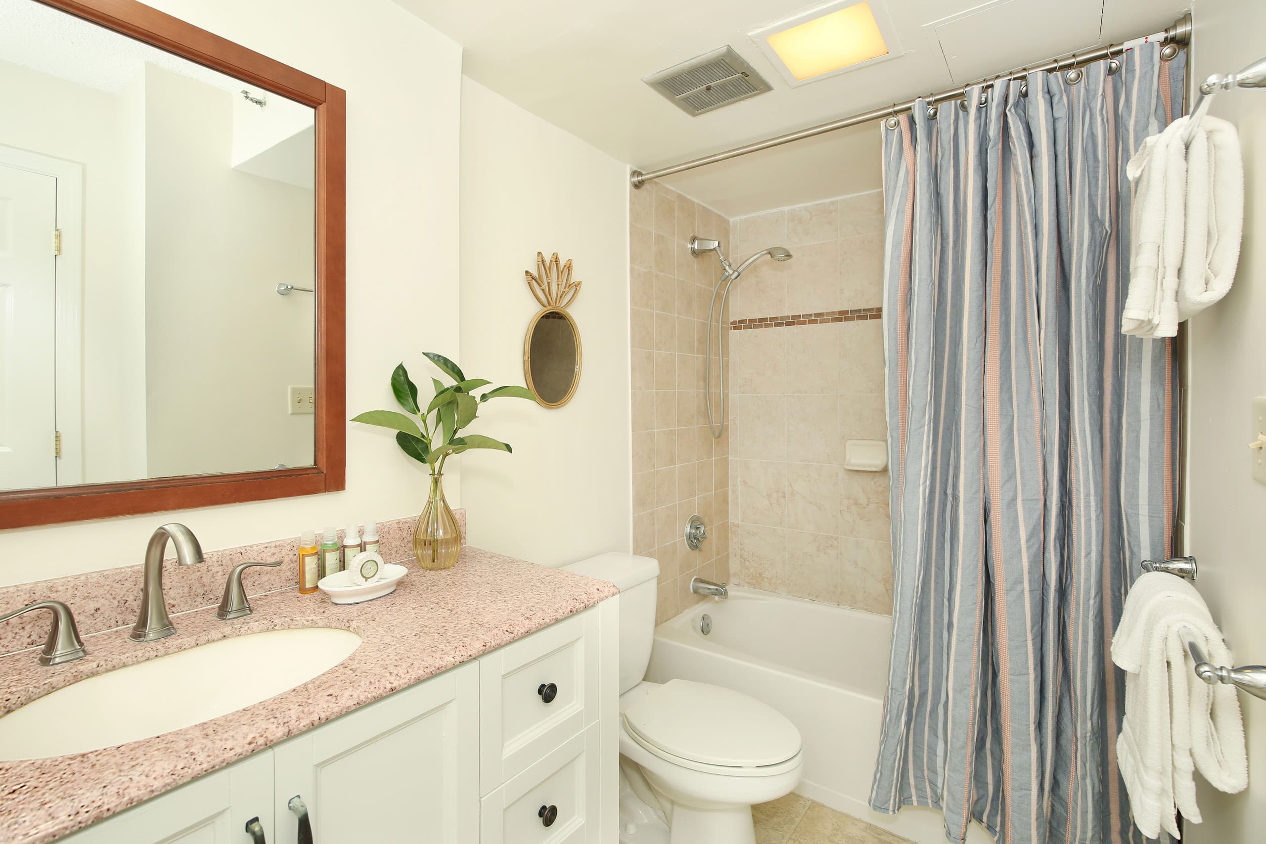 Condo in Honolulu · ★4.79 · 1 bedroom · 2 beds · 1 private bath - Image 13