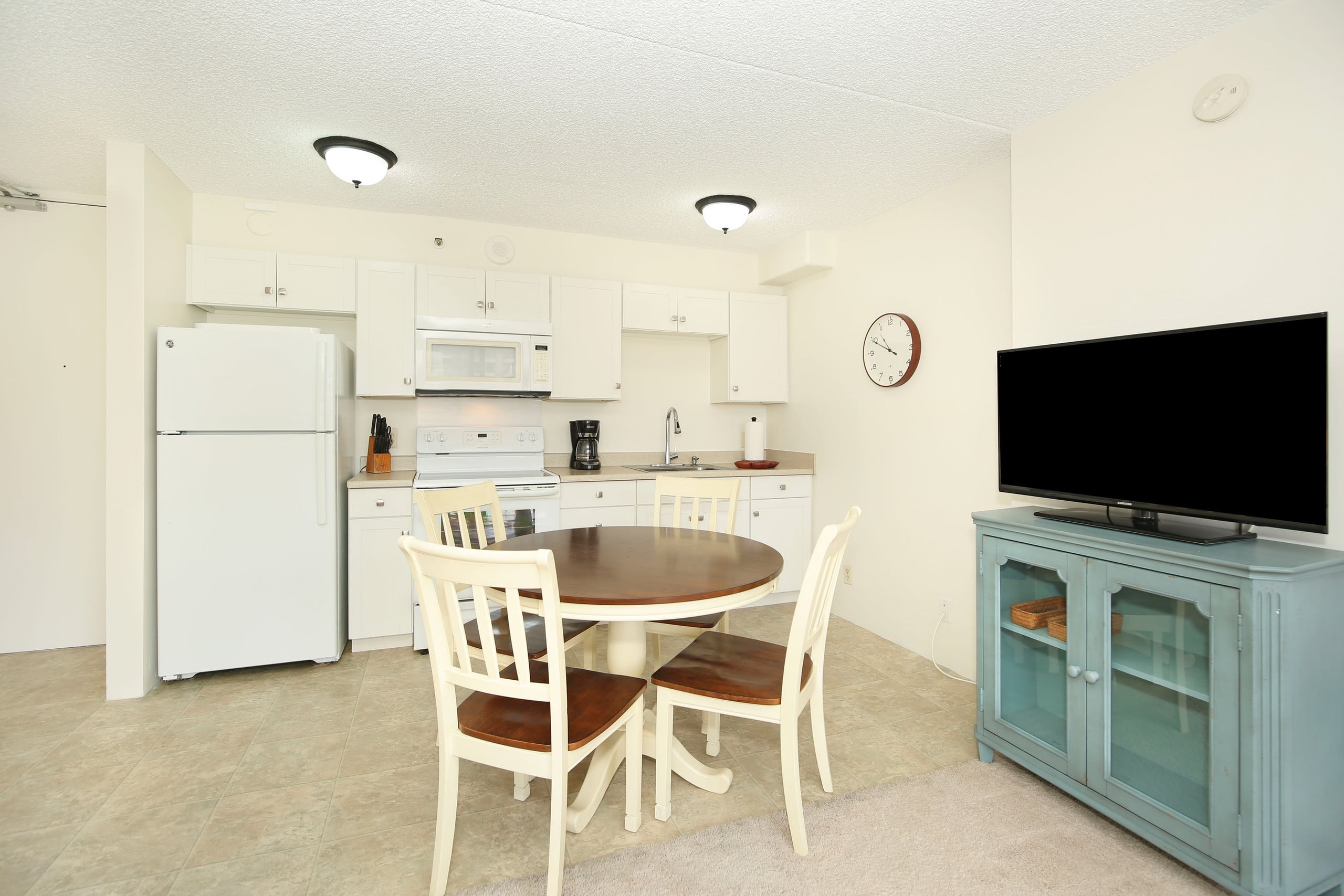 Condo in Honolulu · ★4.79 · 1 bedroom · 2 beds · 1 private bath - Image 11
