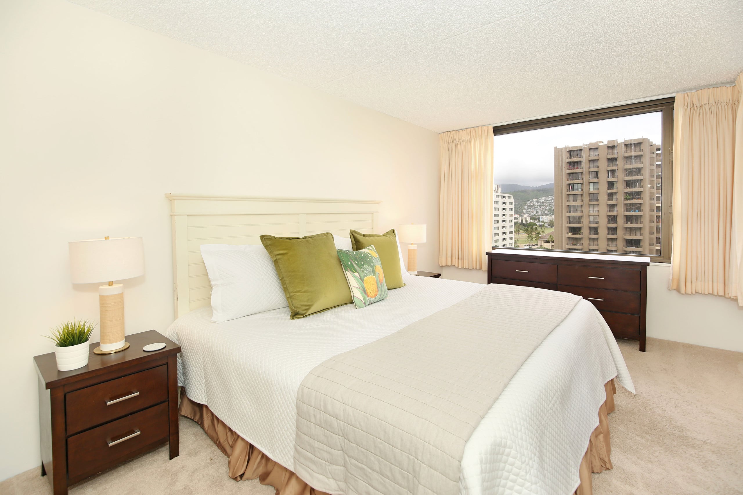 Condo in Honolulu · ★4.79 · 1 bedroom · 2 beds · 1 private bath - Image 12