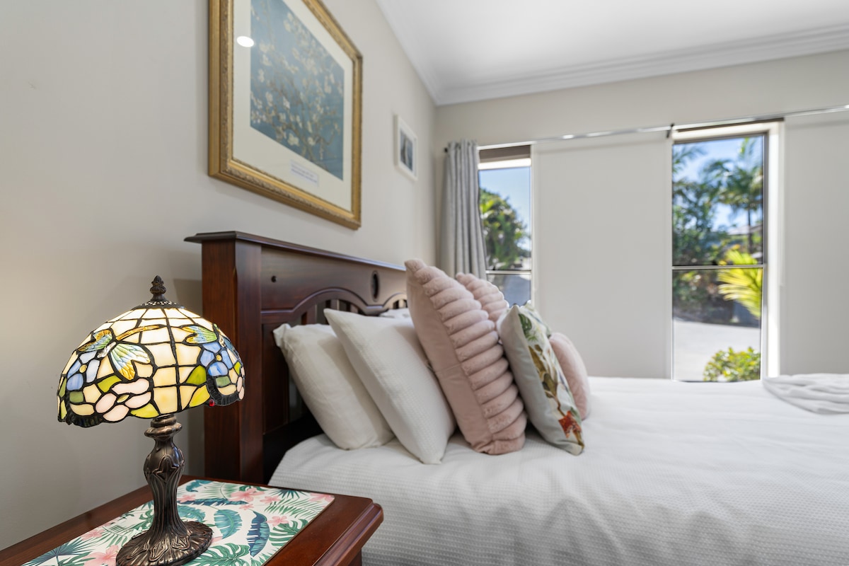 Брачна спална соба со телевизор и Chromecast