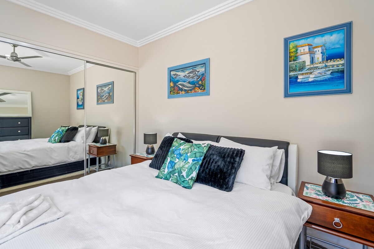 Спална соба со брачен кревет (широк 150 – 179 см)