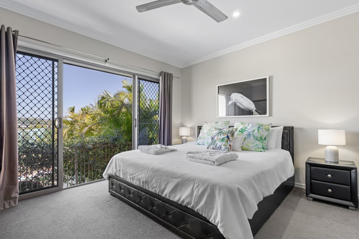 Брачен кревет (широк 150-179 см) Спална соба со сопствена бања и наметка и паметен телевизор