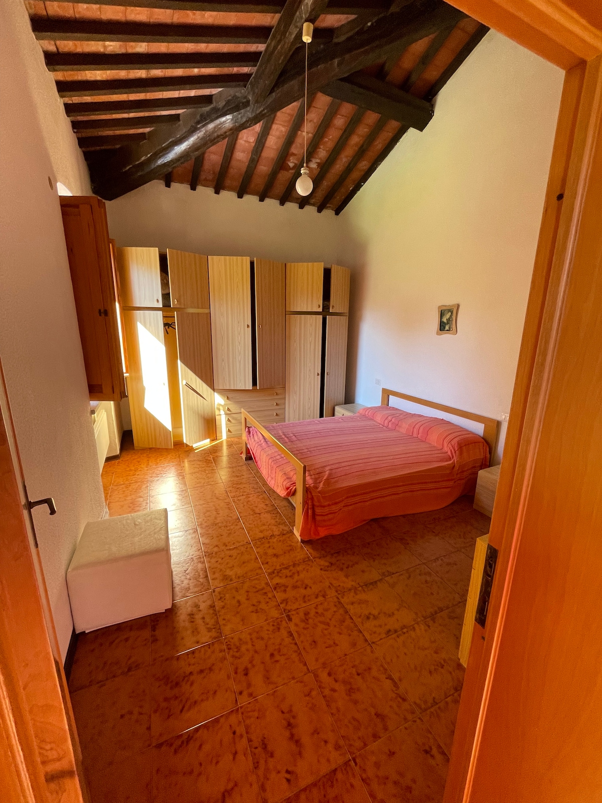 Dhoma e gjumit 2 me një krevat dopio + dollap me 6 dyer + komodina + komodinë .
Pamje e kopshtit përballë Maison.