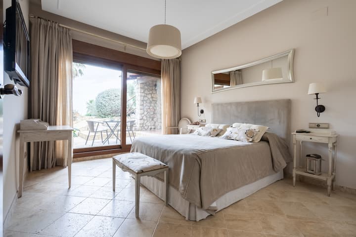 Dhoma e gjumit 1 me banjë dhe dollap shëtitës të përfshirë. 