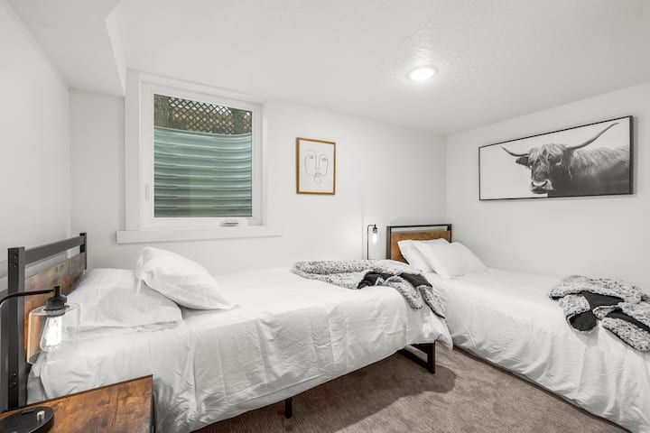 تم تجهيز غرفة الطابق السفلي بسرير مزدوج طويل جدًا لزوجين ثالث أو ضيوف مراهقين.