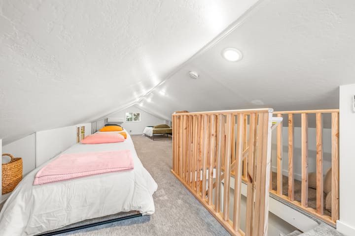 تحتوي الغرفة العلوية على أطنان من السلال للتخزين!