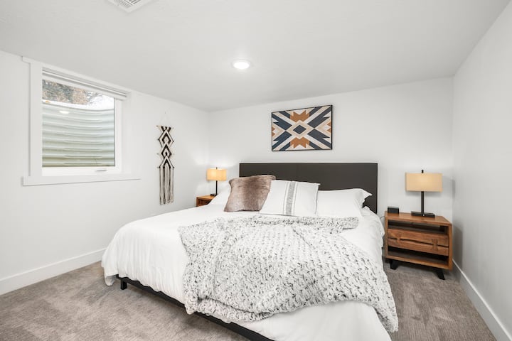 تحتوي غرفة النوم في الطابق السفلي على سرير بمقاس كبير مع رغوة ميموري. تحتوي جميع الغرف على أضواء أو طاولات جانبية مع منافذ usb.