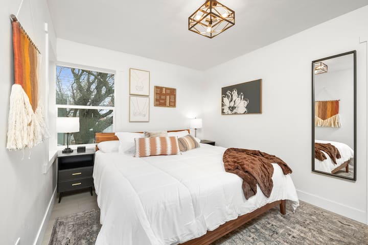 استمتع بنوم مريح في الجناح الرئيسي المجهز بمرتبة من الإسفنج المرن والأثاث المريح.