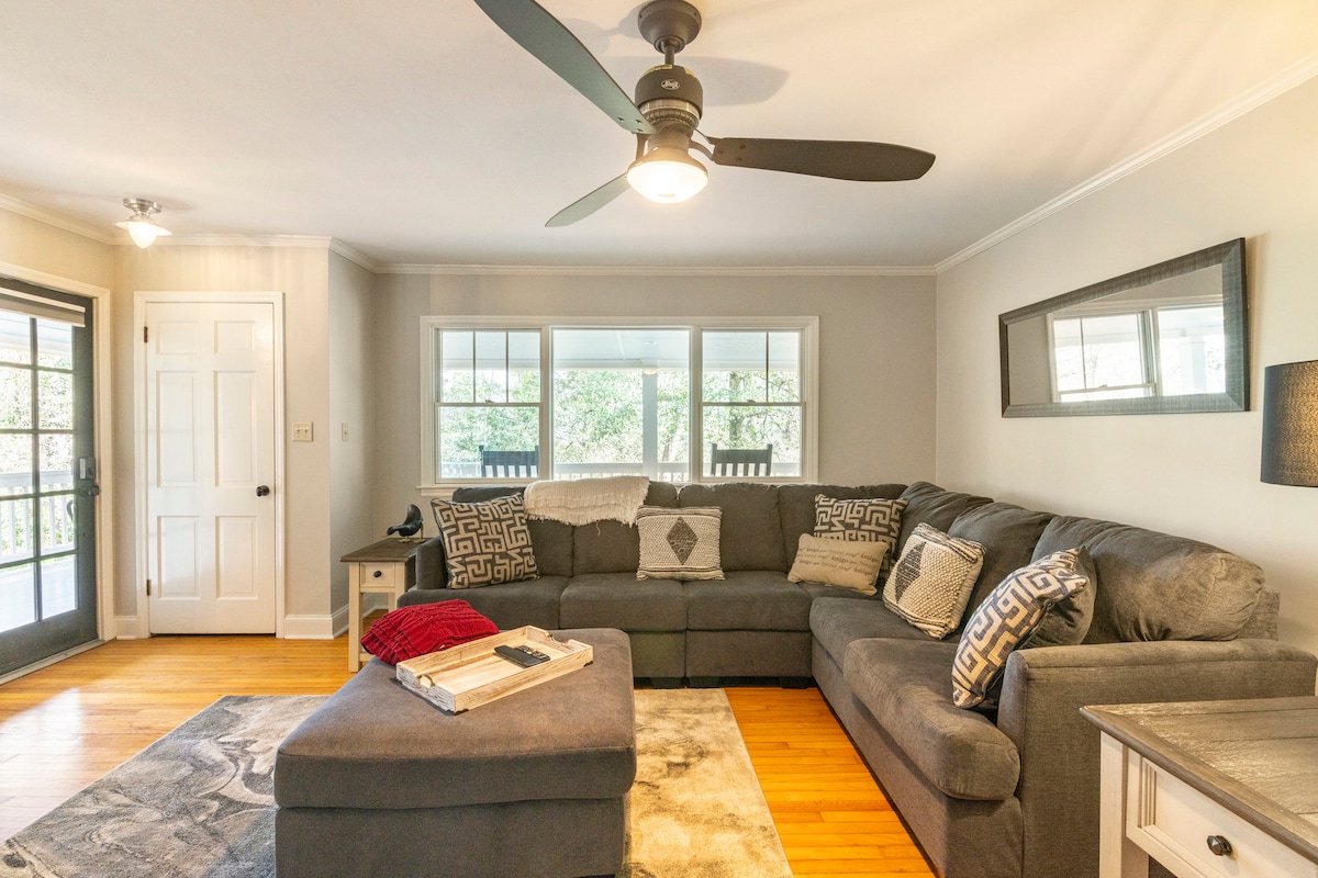 Top performing Airbnb: 5 Points Gameday Getaway- Sleeps 12 Luxury Beds in Athens Clarke County Unified Government (Balance)