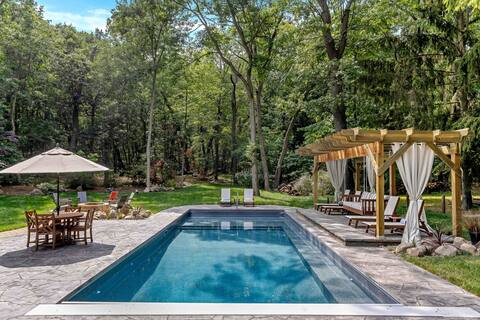 New! Luxe Family Retreat in Perfect SWMI Location