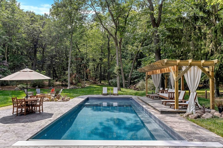 Luxe Family Retreat • Pool & Hot Tub Near Beach