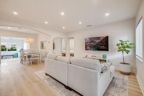 Top Airbnb: Sunny Coral House in Parkdale South