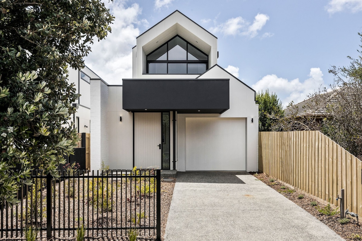 Top Airbnb: Coastal Chic- Lonnie style! in Point Lonsdale