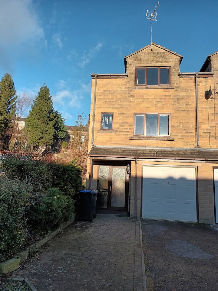 Town House with Parking for Two in Peak District Houses for Rent in