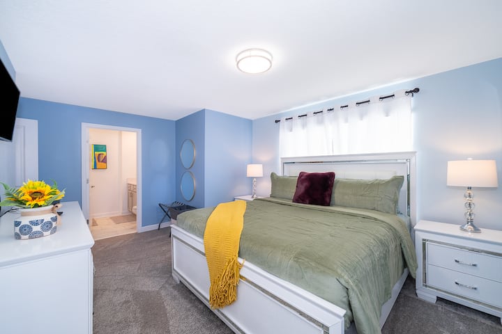 chumba cha kulala#5, kitanda cha ukubwa wa mfalme, na bafu la ukubwa kamili, kwenye ghorofa ya pili