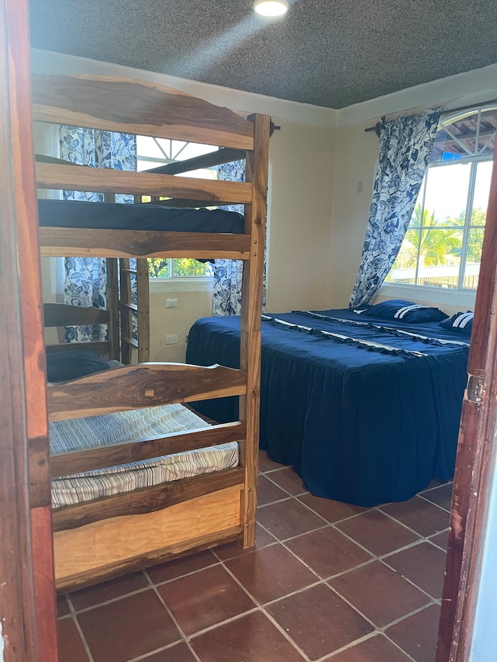 غرفة نوم أولى بسرير بحجم كبير وسرير مزدوج. حمام كامل بدش. مكيف هواء جديد