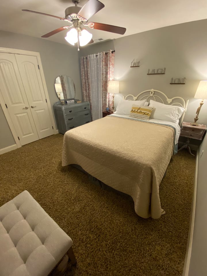 Спална соба со брачен кревет
