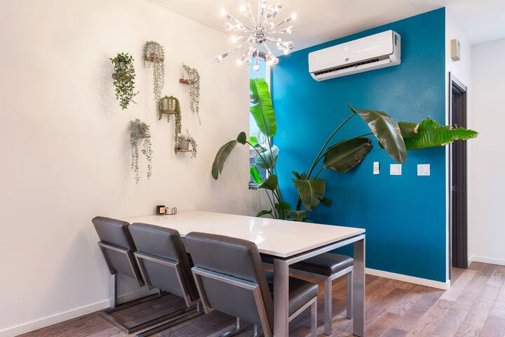 Luxe 3Bdr Home | Parking | Roof Oasis | City Views gallery image 5